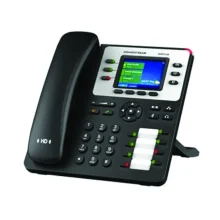 Grandstream GXP2130 IP Phone با کابل شبکه متصل روی میز دفتر