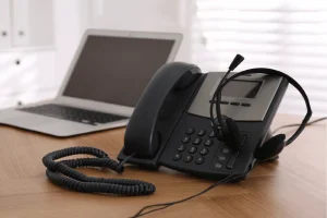 تلفن ویپ چیست؟ راهنمای کامل VoIP و مزایای آن برای کسب‌وکارها