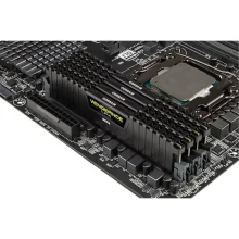 نمای نزدیک رم Corsair Vengeance LPX 8GB DDR4 3200MHz نصب‌شده روی اسلات مادربرد با هیت‌سینک آلومینیومی مشکی
